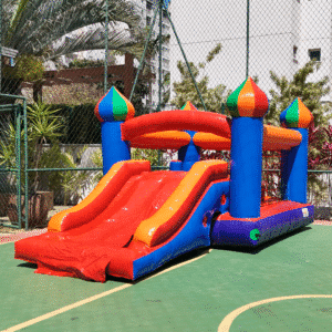 castelinho com escorrega